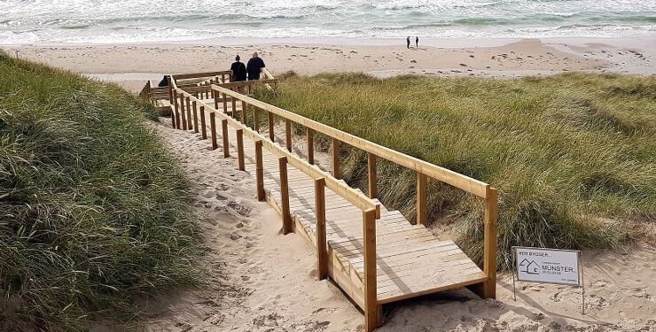 Tømrermester Anders Münster er manden bag den flotte trappe ned til stranden ved Fyrklit. Foto (arkiv): Svend Ravn.