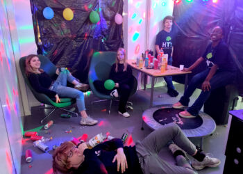 Htxperimenter – fest på htx – holdet tager lige en slapper inden næste klasse dukker op.