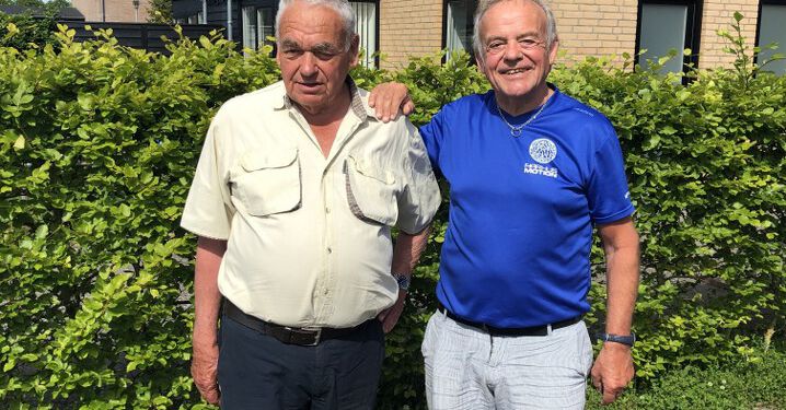 Rugbrødsjournalist Hasse Boe skriver sin bog i 2020. Han møder undervejs sin anden læremester som journalist på Demokraten, Erik Thomle, og udveksler erfaringer. Foto: Privat.