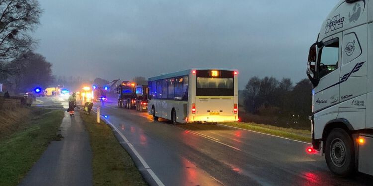 Hjørringvej har været spærret i begge retninger, oplyser vagtchef hos Nordjyllands Politi. Foto: Per Frank Paulsen.