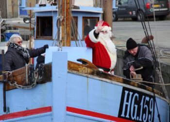 Julemanden kommer sejlende til Hirtshals med HG 159 Johs. Hejlesen. Foto: Arkiv.