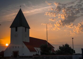 Solopgang over Hirtshals Kirke. Foto: Arturs Pirazkov.