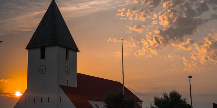 Solopgang over Hirtshals Kirke. Foto: Arturs Pirazkov.
