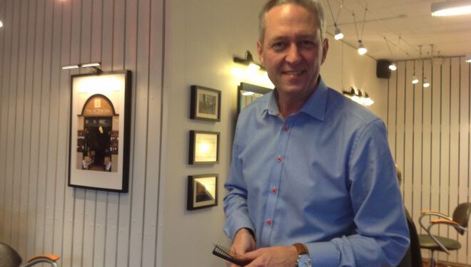 Frisør Johnny Brink hos Klippehjørnet i Bindslev. Foto: Arkiv.