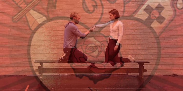 Mon ikke Romeo og Julie fik sendt hinanden et kærestebrev eller to...? Her ses Lue Støvelbæk og Luise Kirsten Skov under prøverne... (arkivkollage)