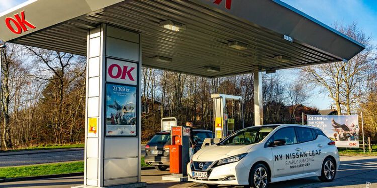 Elbil på tankstation..? Ja, rent faktisk et faktum flere steder allerede... Foto (arkiv): Elling.