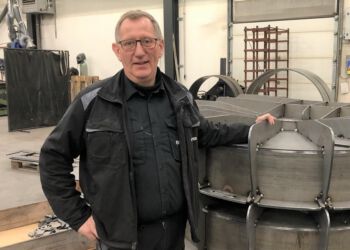 Direktør Leo Sørensen ved nogle af de pumpehuse, der indgår i LSM Pumpers leverance til USA.