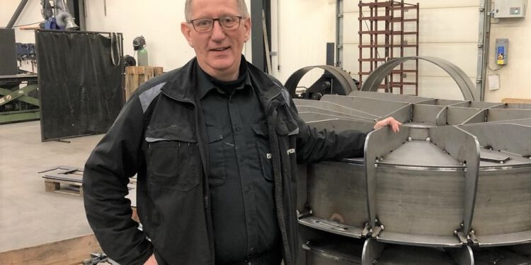 Direktør Leo Sørensen ved nogle af de pumpehuse, der indgår i LSM Pumpers leverance til USA.