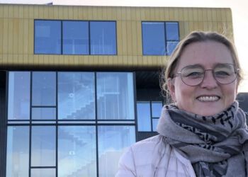 Lise Bjørn Jørgensen foran Rederiet Isafolds ikoniske domicil på Hirtshals Havn. Foto: Arkiv.