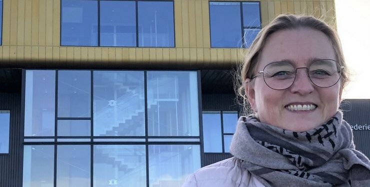 Lise Bjørn Jørgensen foran Rederiet Isafolds ikoniske domicil på Hirtshals Havn. Foto: Arkiv.