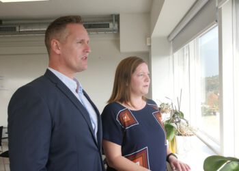 Claus Mørkbak (V) ses her i selskab med partifællen Lone Olsen. Foto: Arkiv.