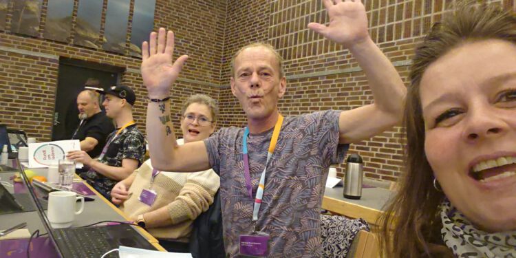 Her det forrest i billedet tre glade og vel at mærke veluddannede lokale pædagoger, nemlig Ulla Bøjesen, Karl Åge Broen og Mai-Britt Holm Christensen, der er på kongres i Nyborg. Foto (arkiv): Privat.