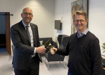 Torsten Schack Pedersen (V) ses her ved en tidligere lejlighed i al fordragelighed drikke en fyraftensbajer med Rasmus Prehn (S). Foto: Arkiv.