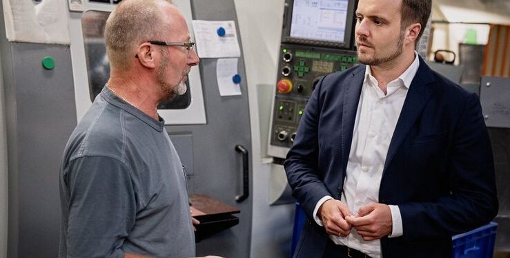 Til højre ses erhvervsminister Simon Kollerup (S) på virksomhedsbesøg i Nordjylland. Foto (arkiv): Andreas Beck.