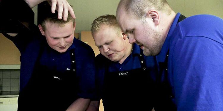 Team Lækatten studerer opskriften til stjerneskud nøje. Foto: Tor Løkken.