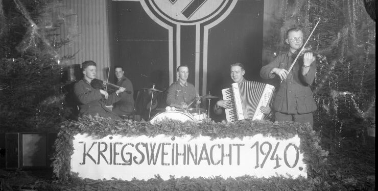 Tyske soldater holder jul i teatersalen på Hotel du Nord i Hjørring, 1940.