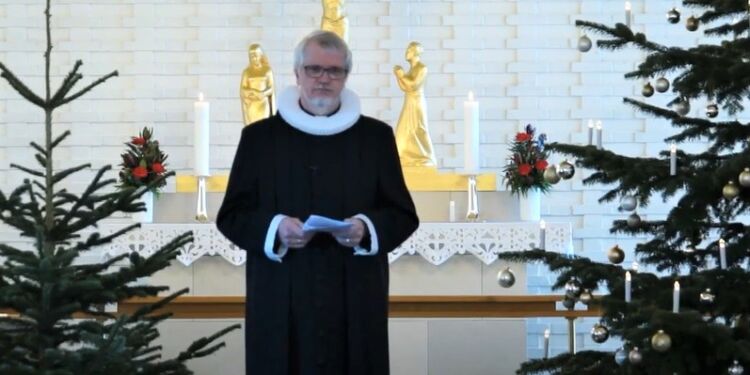 Sognepræst Bjarne Hougaard i Hirtshals Kirke. Foto: Arkiv.