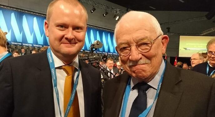 Regionsrådskandidat Christian Borrisholt Steen i selskab med Uffe Ellemann-Jensen, tidligere udenrigsminister og ditto formand for Venstre.