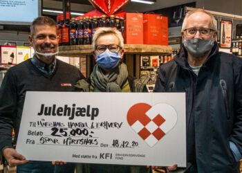 Købmand René Ejstrup Larsen overrækker den gode check til formand Dorthe Schaltz og handelschef Per Martensen fra Hirtshals Handel & Erhverv.