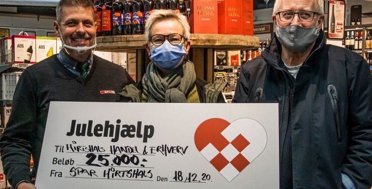 Købmand René Ejstrup Larsen overrækker den gode check til formand Dorthe Schaltz og handelschef Per Martensen fra Hirtshals Handel & Erhverv.