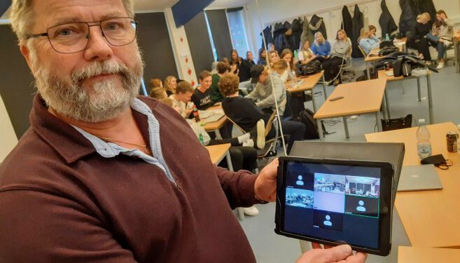Underviser Henrik Brandt holder via sin tablet øje med alle 6 klasser som deltager i foredraget med Abdel Aziz Mahmoud hos Hhx Hjørring.