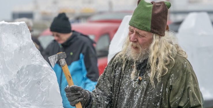 Claus Gajhede i sving med øksen på Den Grønne Plads. Foto (arkiv): Jens Kranen.