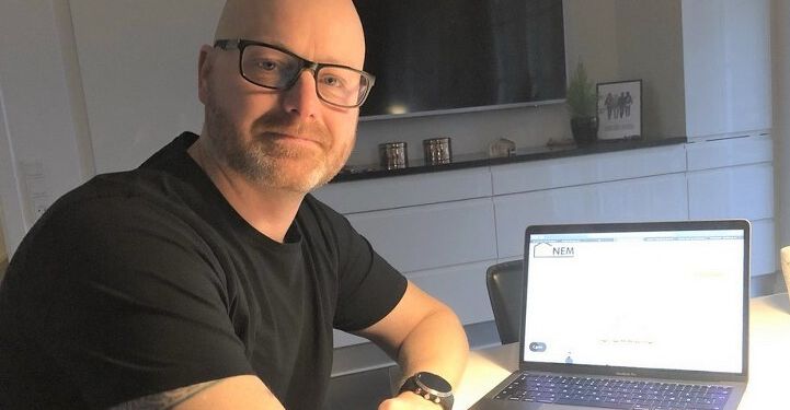 Jens Christian Mølbjerg med MacBook’en på køkkenbordet i gang med yderligere udbredelse af Isonem-konceptet.