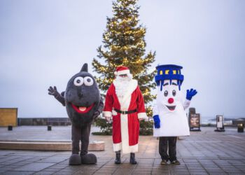Julemanden i selskab med Klumpe fra Nordsøen Oceanarium og Frede Fyrtårn på Den Grønne Plads i Hirtshals. Foto (arkiv): René Stoklund.