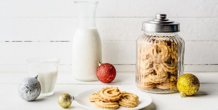 Formen på vaniljekransen kan være svær at mestre, men med en sprøjtepose eller en kødhakker kan du let skabe den runde form på småkagen.