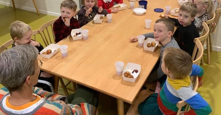 Belønningen for børnenes flotte arbejde var lækre æbleskiver.