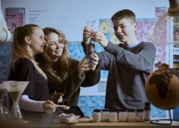 Elever eksperimenterer med LIFE's undervisningsforløb Turbovækst.