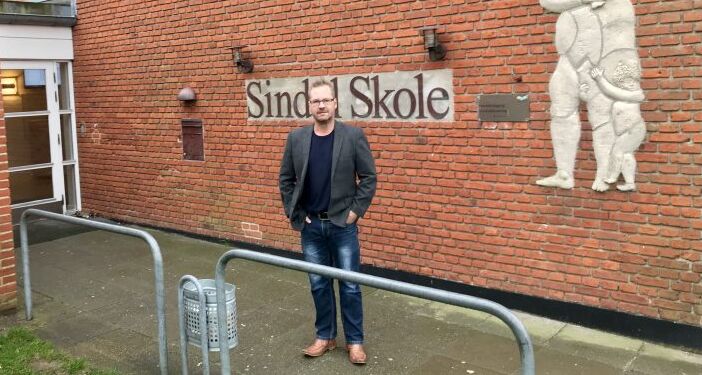 Skoledistriktsleder Lars Brøndum Leed, som her ses ved Sindal Skolecenter, er i dag også øverste leder i SkoleCenter Hirtshals. Foto: Arkiv.