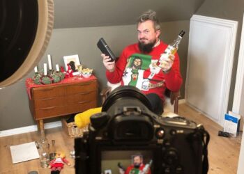 Michael Vajhøj klar med remdierne før oplæsning af Juleevangeliet.