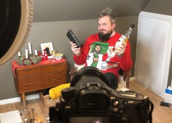 Michael Vajhøj klar med remdierne før oplæsning af Juleevangeliet. Foto: Maria Bjørn Vajhøj.