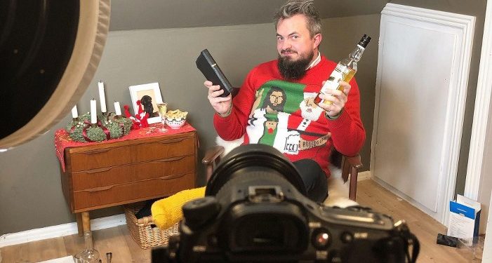 Michael Vajhøj klar med remdierne før oplæsning af Juleevangeliet. Foto: Maria Bjørn Vajhøj.