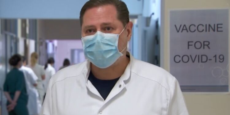 Ledende overlæge på Regionshospital Nordjylland, Hjørring, Morten Johansen, er meget stolt af det slid hans kollegaer udfører i disse dage. Foto: TV2 Nord.