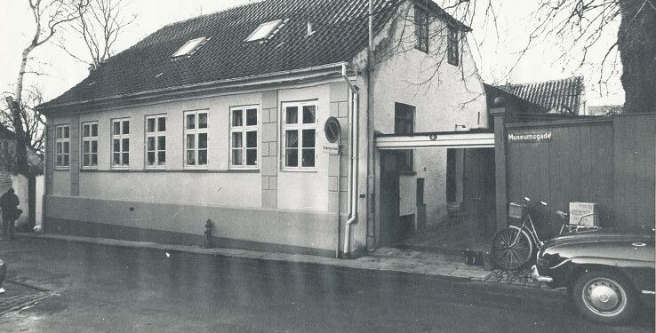 Museumsgade 5, 1972-1973. Bemærk, at gaden stadig er belagt med asfalt. Foto: Historisk Arkiv/VHM.