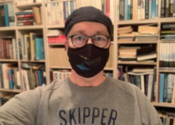 Redaktøren formummet bag mundbind med navn og logo for netavisen NordsøPosten. Foto: Arkiv.