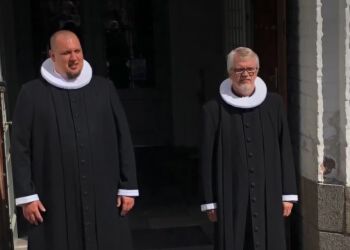 Sognepræsterne Poul Steenbeek til venstre og Bjarne Hougaard fra kirkerne i henholdsvis Emmersbæk og Hirtshals. Foto: Arkiv.