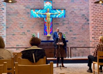 Den nu afgåede formand for menighedsrådet, Grethe Bork Christoffersen, bød i maj i år velkommen til sognepræst Poul Steenbeek. Foto: Arkiv.