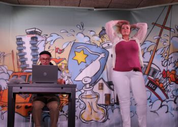 Netavisens redaktør og indehaver med fru Hanne i nummeret Michelin-manden af den garvede revyforfatter Kjeld Torbjørn.