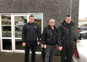 Sønnerne Mads og Michael flankerer her Kim Andersen. Foto: Arkiv.