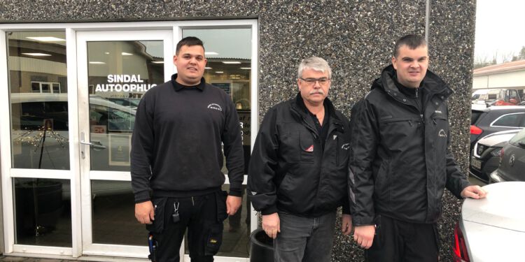 Sønnerne Mads og Michael flankerer her Kim Andersen. Foto: Arkiv.