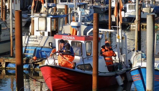 Skipper Jørgen fortøjrer Titania. Foto (arkiv): Preben Andersen.