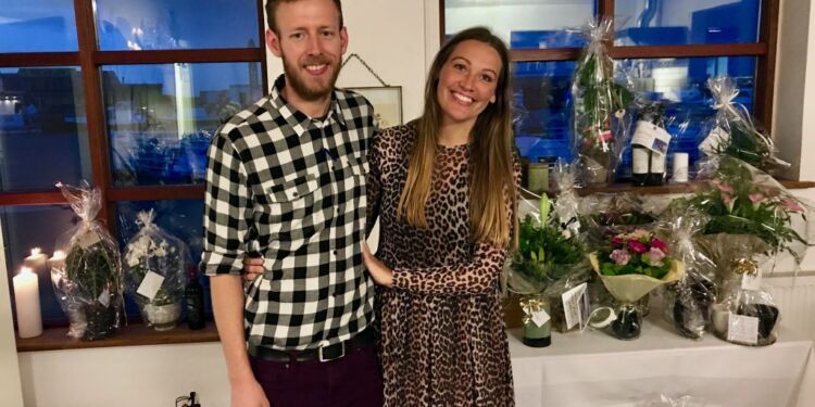 Så glade og forveningsfulde var parret Kamilla og Simon ved starten af eventyret med Abstrakt, og stemningen er bestemt ikke gjort til skamme eller blevet dårligere på Sydevstkajen. Foto: Arkiv.