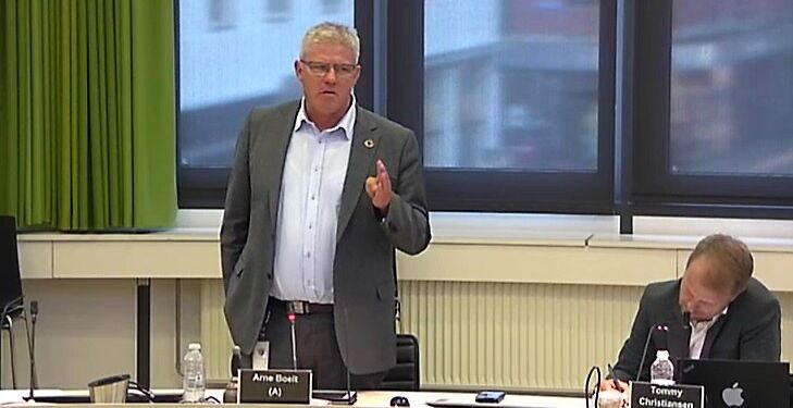 Arne Boelt stående ved siden af kommunaldirektør Tommy Christiansen. Foto: Arkiv.