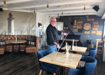 Ejvind Kjeldsen Jensen i gang med at måle afstand i forhold til gældende restriktioner på Restaurant Lilleheden. Foto: Arkiv.