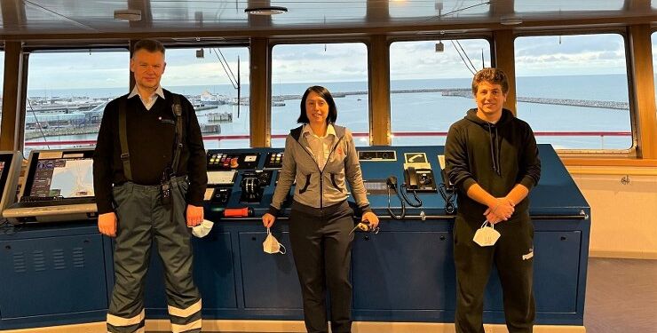 På billedet ses i midten kaptajn Laura Pinasco, til højre 3. styrmand Davide Melon og til venstre lodsen hos Hirtshals Havn. Foto: Hirtshals Havn.