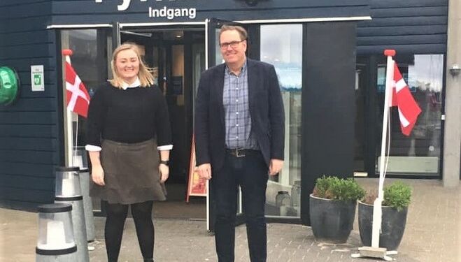 Michelle Broman og Carsten Jellesen fra Landal har stemplet ind på Fyrklit.