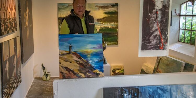 Kim Bernhard Tornby i galleriet ved Tversted. Foto (arkiv): Elling.